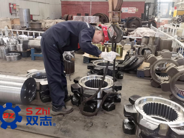 致敬每一位一線工人，堅(jiān)守崗位，兢兢業(yè)業(yè)。_河南雙志